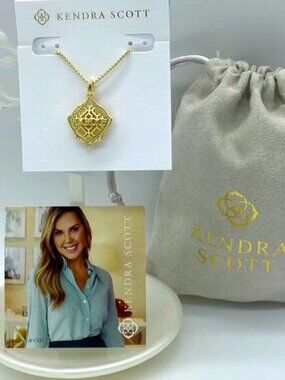 Kendra Scott necklace
